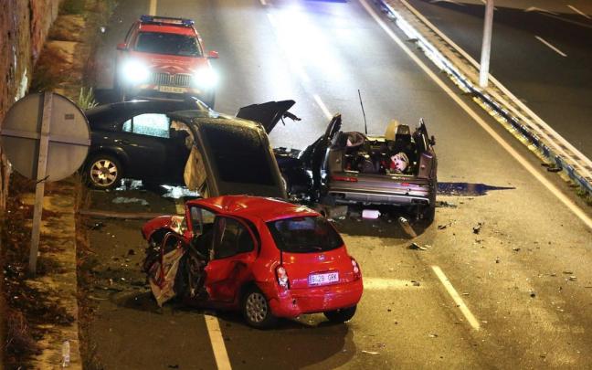 En primer plano, el coche que conducía la mujer que resultó en muerte cerebral. Javier Bergasa