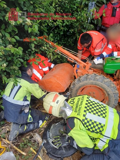 Los servicios de rescate en pleno rescate del hombre herido. CEDIDA
