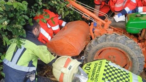 Los servicios de rescate en pleno rescate del hombre herido. CEDIDA