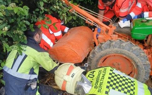Los servicios de rescate en pleno rescate del hombre herido. CEDIDA