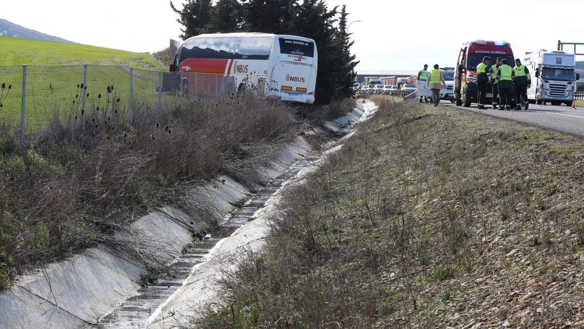 Imágenes del accidente en el que 14 personas han resultado heridas en la AP-15 Javier Bergasa