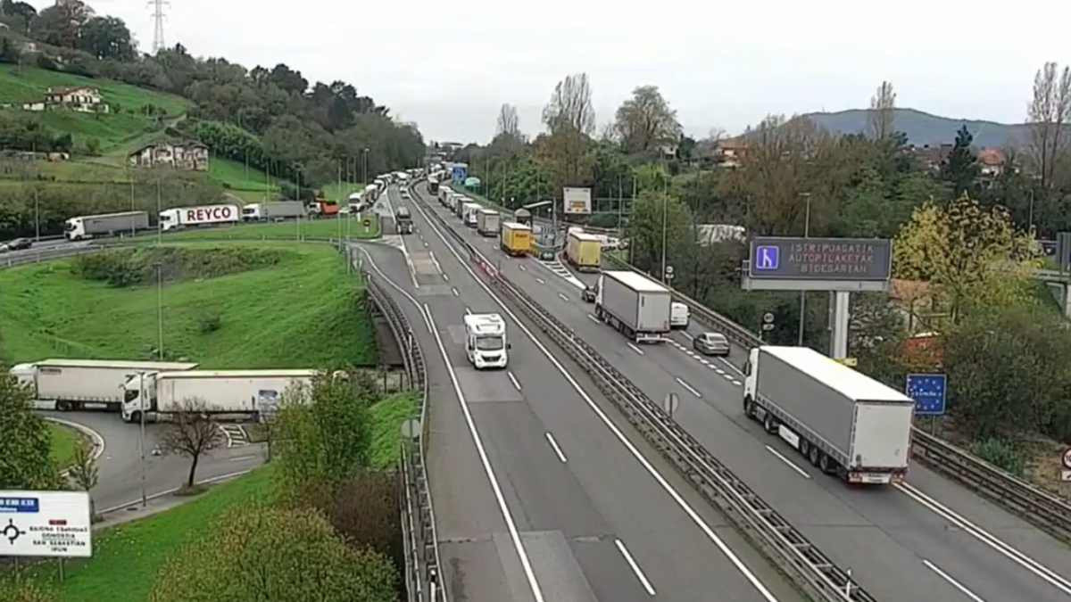 Retenciones por el accidente en la AP-8. FOTO TRAFIKOA X