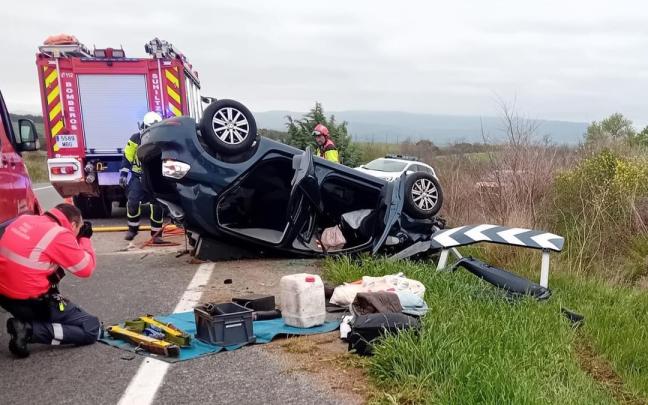 Imagen del coche volcado fuera de la carretera. Imagen del coche volcado fuera de la carretera.