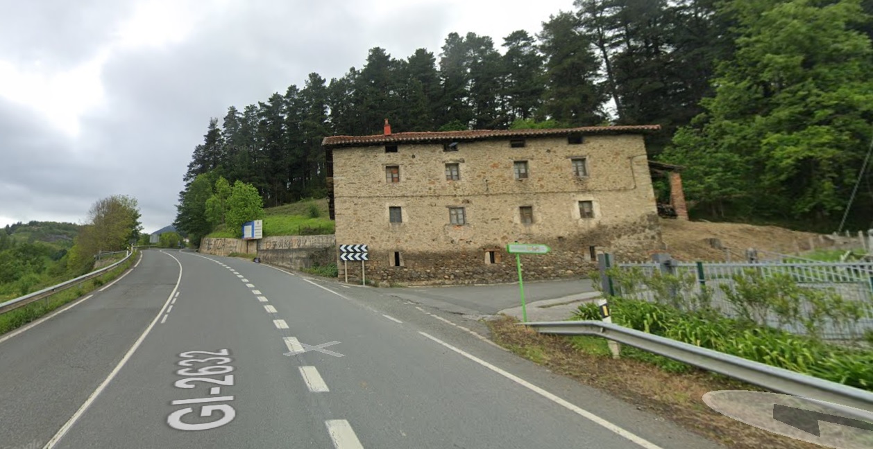 Lugar del accidente mortal: en la imagen el caserío contra el que ha colisionado el vehículo / Google Maps