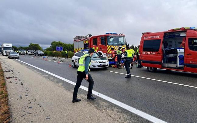 Asistencias sanitarias atienden a la mujer accidentada. CEDIDA