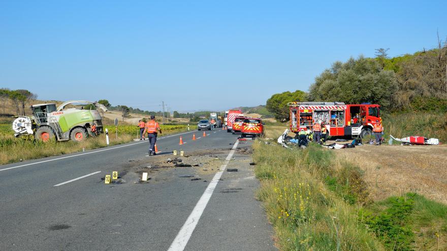A la izquierda, la cosechadora contra la que ha chocado la furgoneta. Saioa Martínez