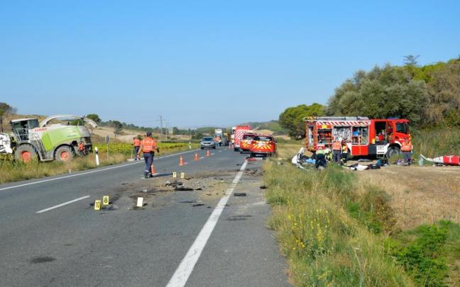 A la izquierda, la cosechadora contra la que ha chocado la furgoneta. Saioa Martínez