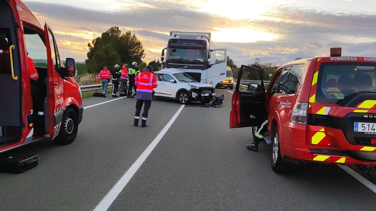 El camión y el turismo accidentados en Los Arcos. Foto: Javier Arizaleta