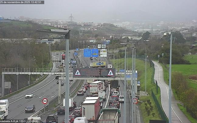 Accidente de camión en la A-8 pk 130 en Santurtzi sentido Irun.