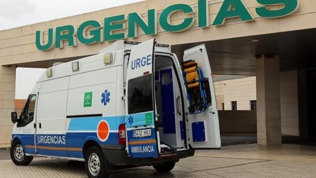 Una ambulancia en el servicio de Urgencias del Hospital de Antequera (Málaga).