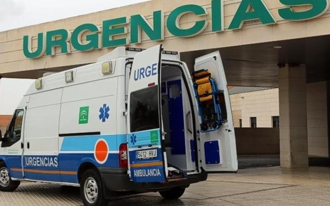 Una ambulancia en el servicio de Urgencias del Hospital de Antequera (Málaga).