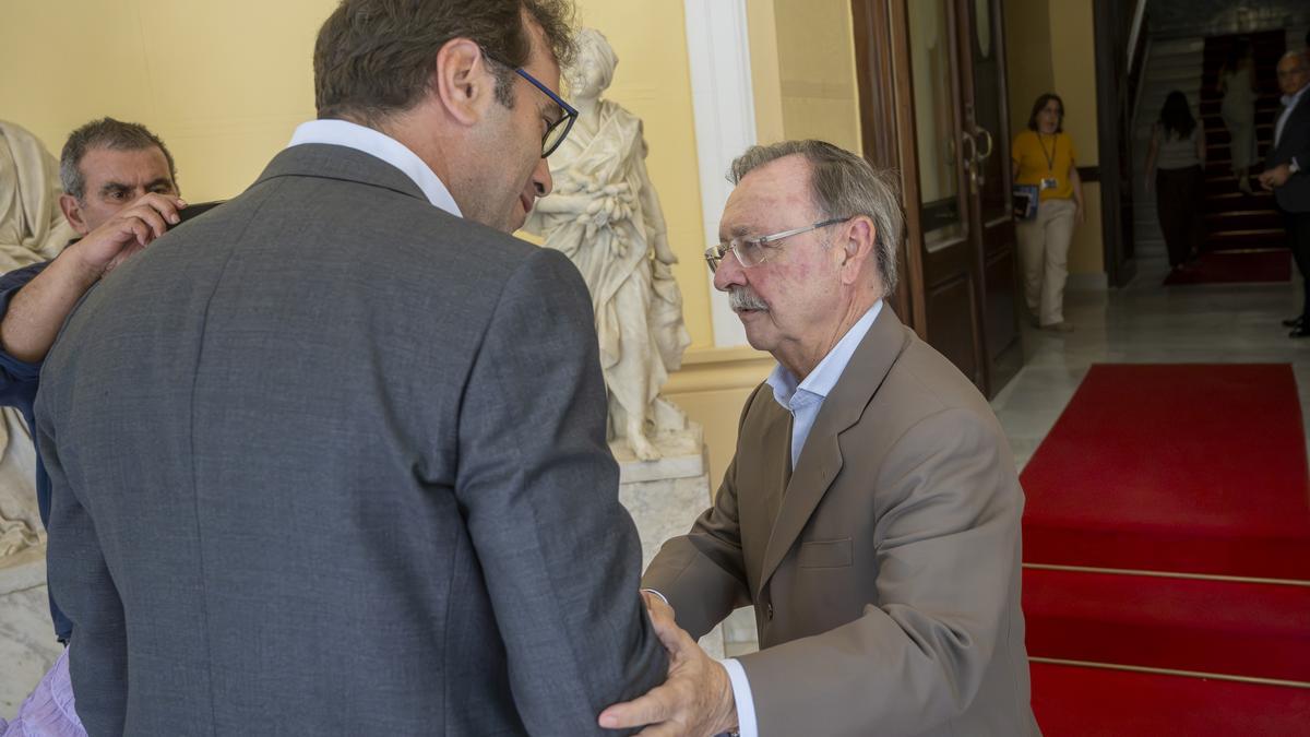 El vicepresidente primero y ministro de Economía, Comercio y Empresa, Carlos Cuerpo (i), se reúne con el presidente de Ceuta, Juan Jesús Vivas.