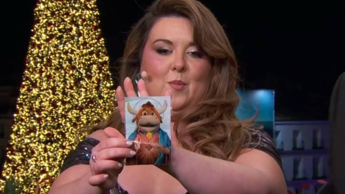 Lalachus durante las Campanadas con la estampita personalizada con la cabeza de la vaquilla del 'Grand Prix' y el cuerpo del Sagrado Corazón de Jesús