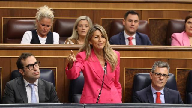 El vicepresidente primero y ministro de Economía, Comercio y Empresa, Carlos Cuerpo, la vicepresidenta segunda y ministra de Trabajo, Yolanda Díaz, y el ministro de la Presidencia, Félix Bolaños, durante una sesión de control al G