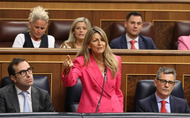 El vicepresidente primero y ministro de Economía, Comercio y Empresa, Carlos Cuerpo, la vicepresidenta segunda y ministra de Trabajo, Yolanda Díaz, y el ministro de la Presidencia, Félix Bolaños, durante una sesión de control al G