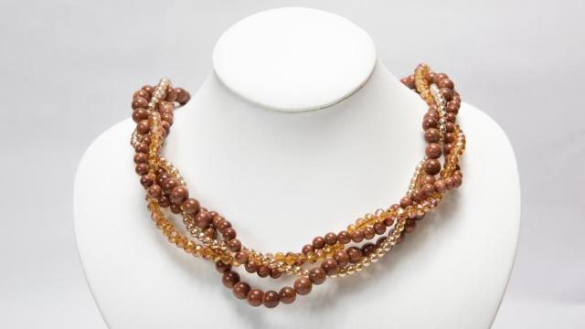 Collar de joyas de color marrón hecho de cuentas
