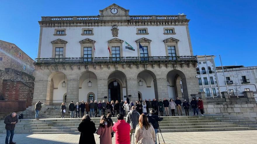 Minuto de silencio en el Ayuntamiento de Cáceres contra la violencia machista.