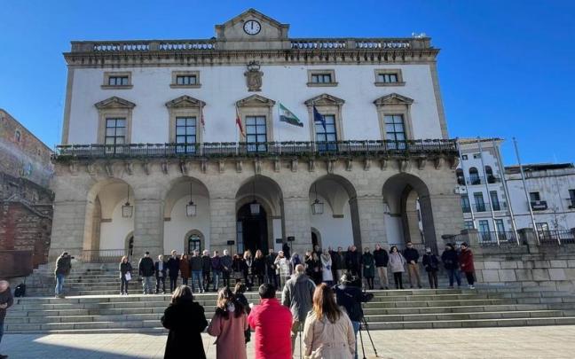 Minuto de silencio en el Ayuntamiento de Cáceres contra la violencia machista. Minuto de silencio en el Ayuntamiento de Cáceres contra la violencia machista.