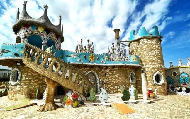 Exterior de la casa El Capricho de Cotrina.