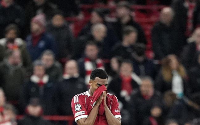 El jugador del Liverpool Ryan Gravenberch frente al PSV Eindhoven.