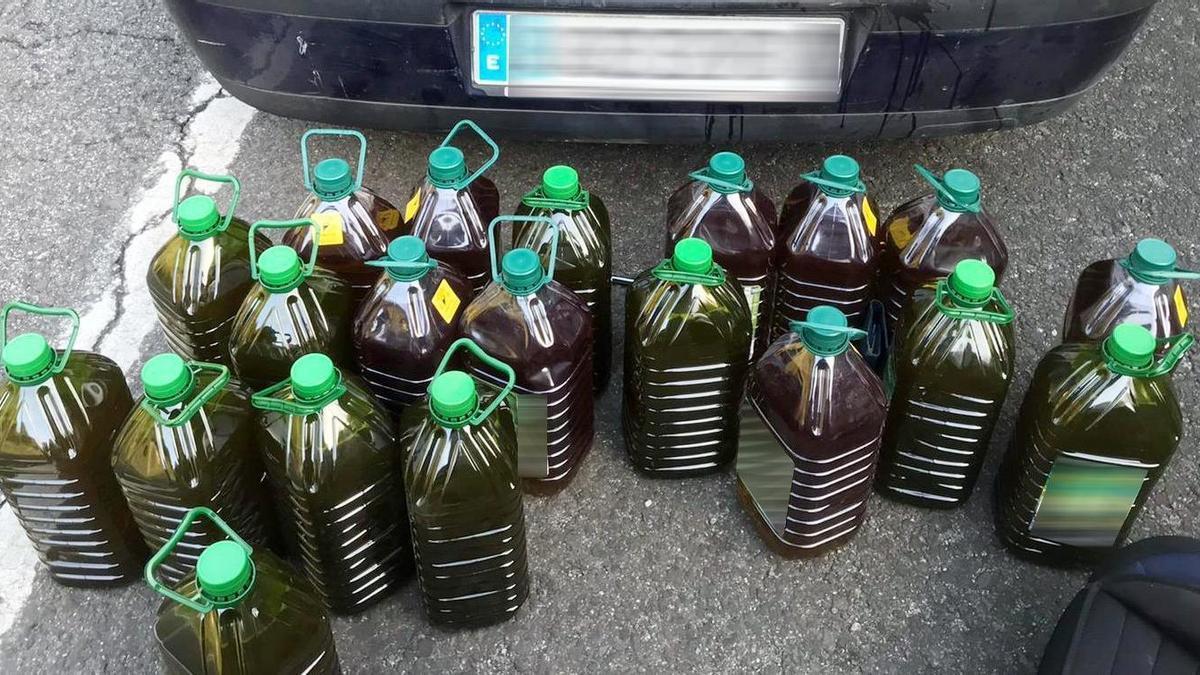 Garrafas de aceite halladas en el maletero del coche en el que viajaban los tres jóvenes vizcainos