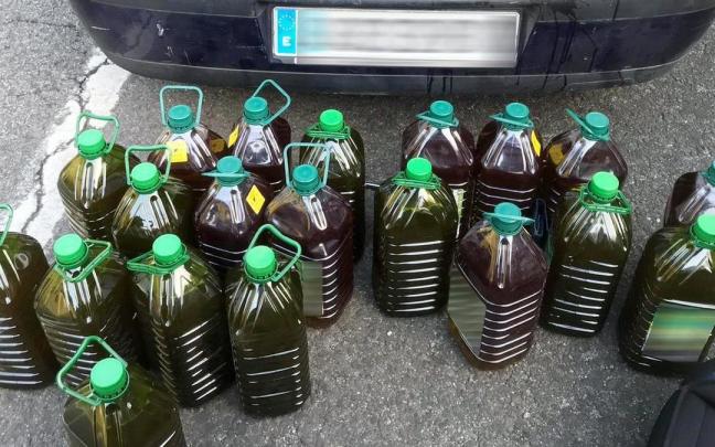 Garrafas de aceite halladas en el maletero del coche en el que viajaban los tres jóvenes vizcainos Garrafas de aceite halladas en el maletero del coche en el que viajaban los tres jóvenes vizcainos