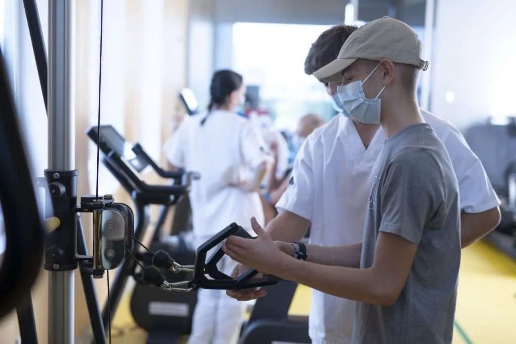 Javier y Álvaro, paciente de la Aceleradora Unoentrecienmil, practicando ejercicio físico. UNOENTRECIENMIL.ORG