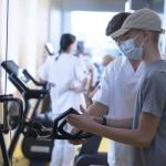 Javier y Álvaro, paciente de la Aceleradora Unoentrecienmil, practicando ejercicio físico. UNOENTRECIENMIL.ORG