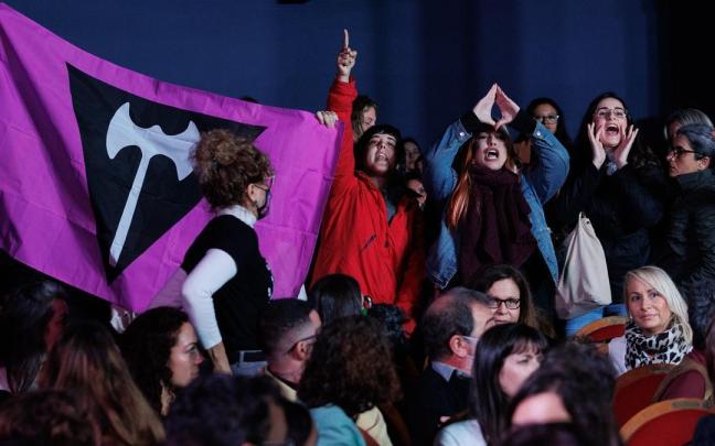 Jóvenes increpando a la ministra de Igualdad, Irene Montero, en el acto institucional del 8-M. Jóvenes increpando a la ministra de Igualdad, Irene Montero, en el acto institucional del 8-M.