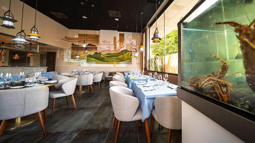 Detalle del comedor, con un mural de Getaria al fondo.