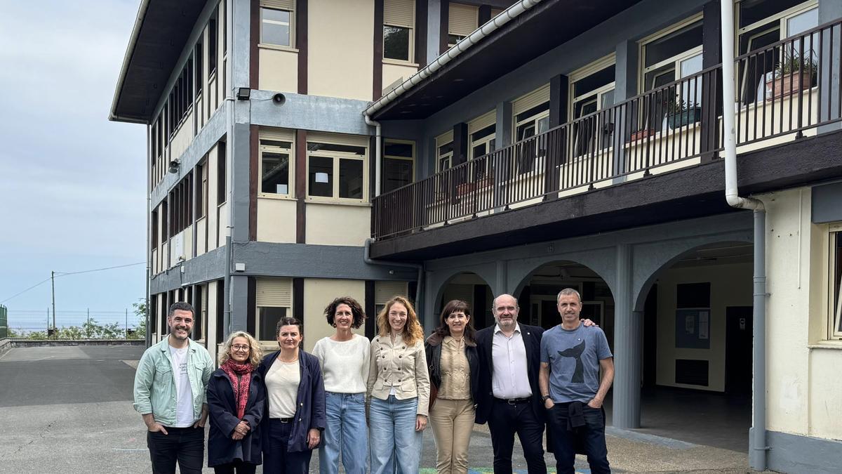 Asistentes de la visita al centro educativo de Iturzaeta en Getaria.