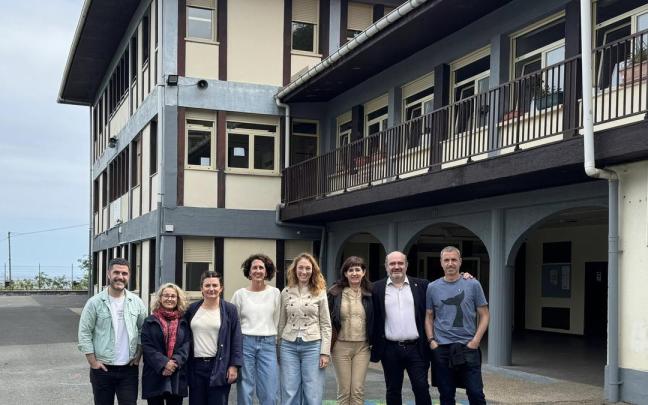 Asistentes de la visita al centro educativo de Iturzaeta en Getaria.