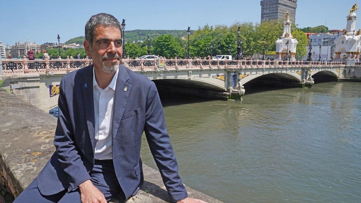 Eneko Goia escoge el Urumea para fotografiarse al considerar que es la nueva oportunidad de la ciudad para continuar desarrollándose