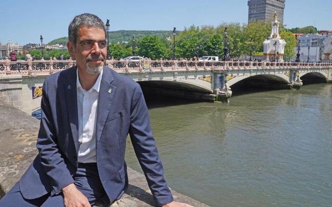 Eneko Goia escoge el Urumea para fotografiarse al considerar que es la nueva oportunidad de la ciudad para continuar desarrollándose