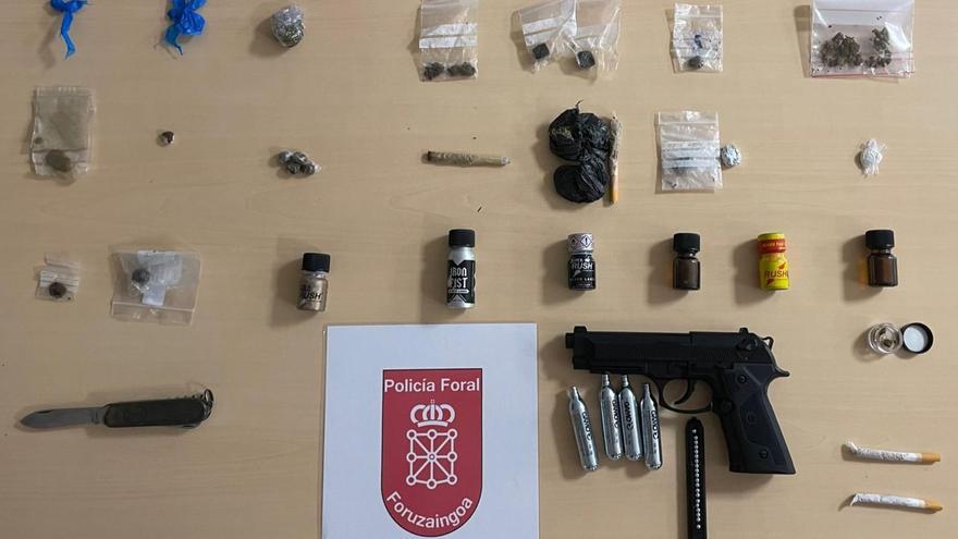 Drogas y armas decomisadas por la Policía Foral.
