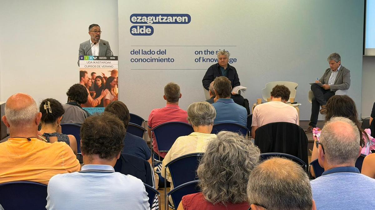 Denis Itxaso en la presentación de la iniciativa de viviendas.