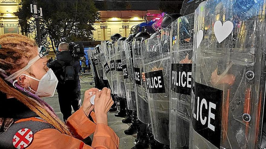 El impresionante despliegue policial no impidió las protestas que finalmente han conseguido que se retire la ley.