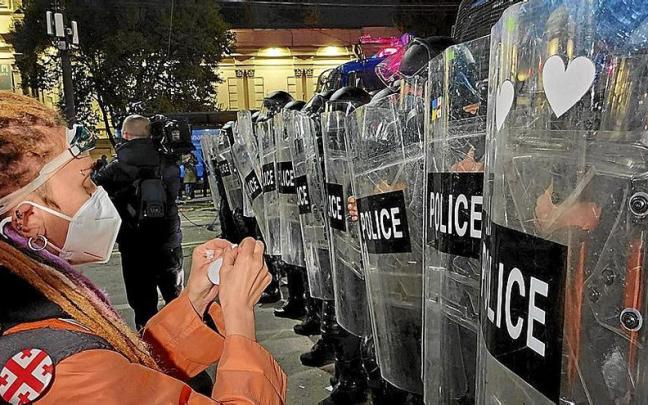 El impresionante despliegue policial no impidió las protestas que finalmente han conseguido que se retire la ley.