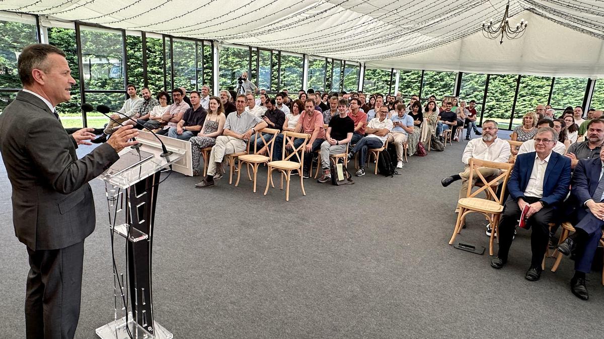 El consejero Bildarratz, con los investigadores.