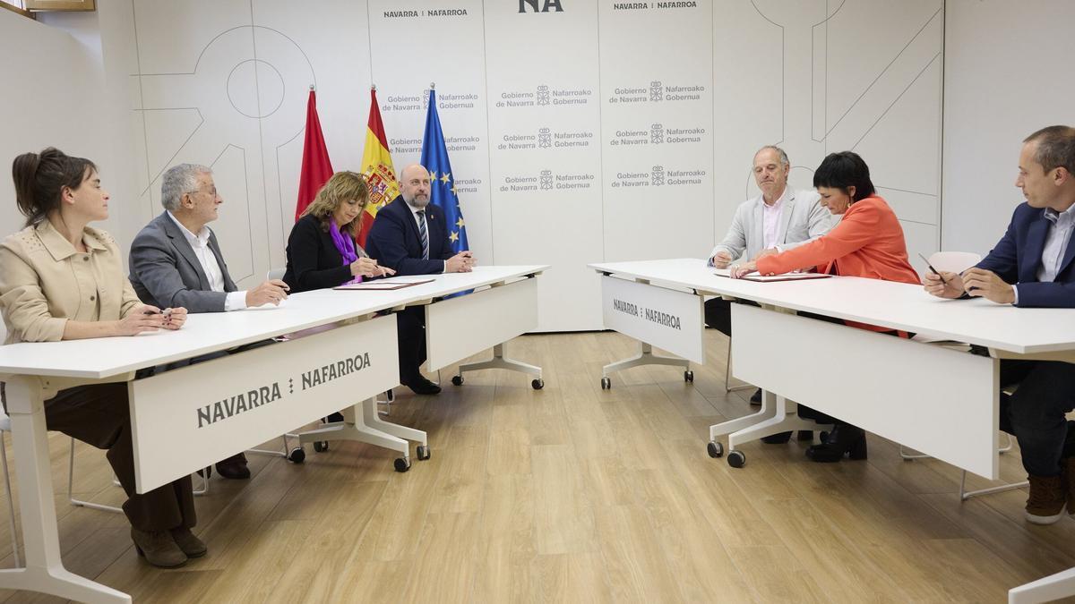 Miembros del Gobierno y de EH Bildu, en la firma del séptimo acuerdo consecutivo para aprobar los Presupuestos Generales de Navarra. Iñaki Porto