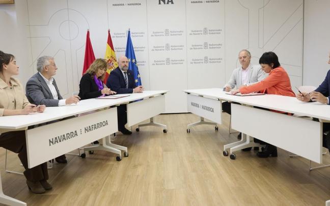 Miembros del Gobierno y de EH Bildu, en la firma del séptimo acuerdo consecutivo para aprobar los Presupuestos Generales de Navarra. Iñaki Porto