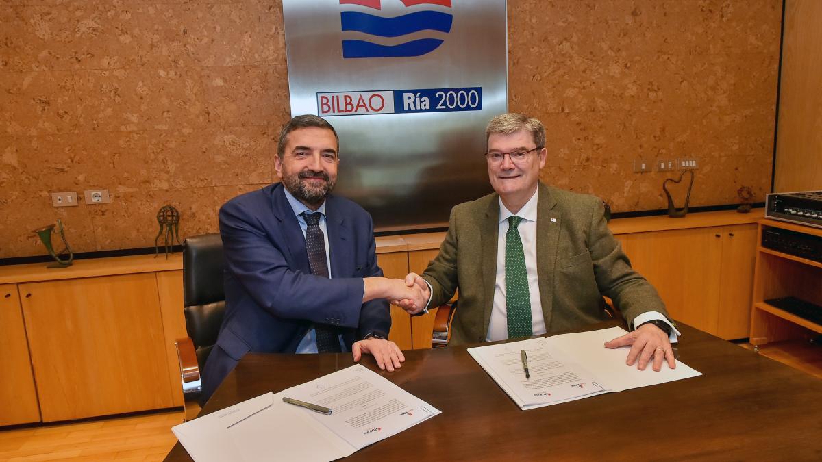  Carlos Alzaga, diputado de Infraestructuras y Desarrollo Territorial y presidente de Interbiak, y Juan Mari Aburto, alcalde de Bilbao y presidente de Bilbao Ría 2000, han firmado el documento