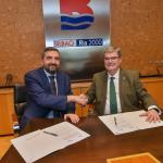  Carlos Alzaga, diputado de Infraestructuras y Desarrollo Territorial y presidente de Interbiak, y Juan Mari Aburto, alcalde de Bilbao y presidente de Bilbao Ría 2000, han firmado el documento