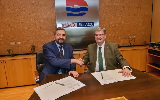 Carlos Alzaga, diputado de Infraestructuras y Desarrollo Territorial y presidente de Interbiak, y Juan Mari Aburto, alcalde de Bilbao y presidente de Bilbao Ría 2000, han firmado el documento | DFB Carlos Alzaga, diputado de Infraestructuras y Desarrollo Territorial y presidente de Interbiak, y Juan Mari Aburto, alcalde de Bilbao y presidente de Bilbao Ría 2000, han firmado el documento