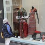 Una mujer observa un escaparate durante unas rebajas.