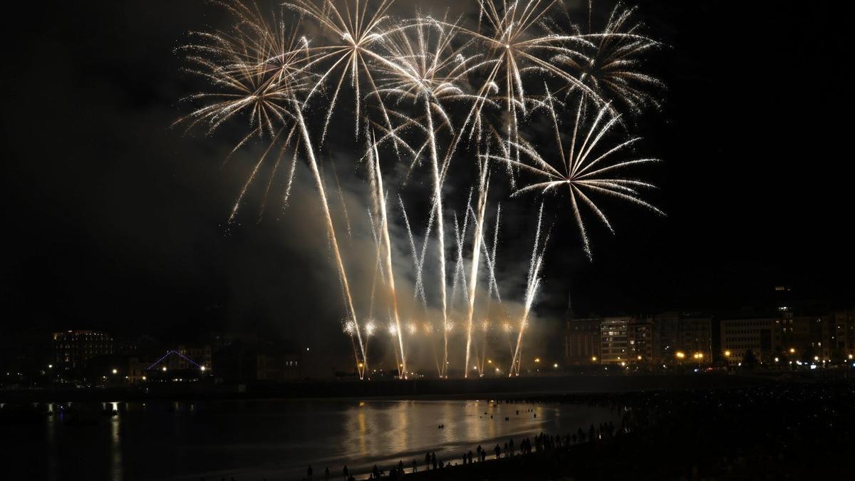 Emoción frente al mar en la puesta en escena de un espectáculo que llena el firmamento de creaciones artísticas.