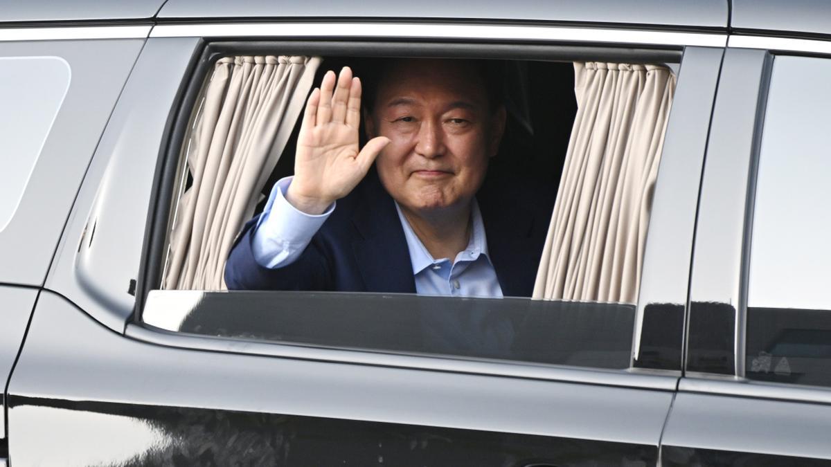 El expresidente surcoreano Yoon sale de la residencia presidencial tras su destitución