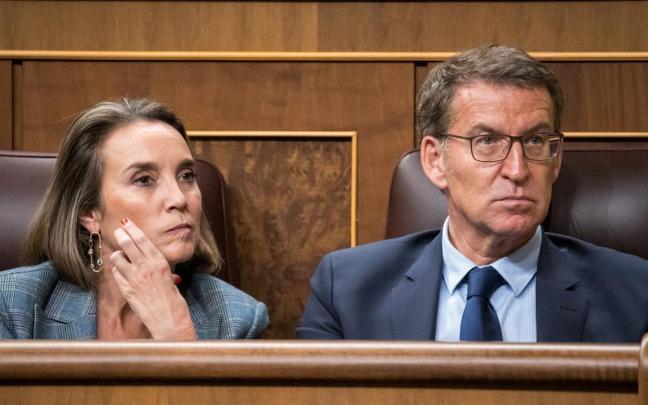 La portavoz del PP en el Congreso y secretaria general del partido, Cuca Gamarra, junto a Feijóo.