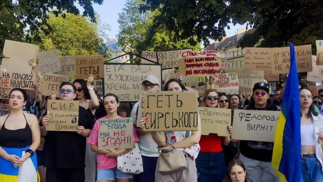 Un grupo de personas protesta este sábado en Leópolis por la destitución de Mijailo Fédorov.