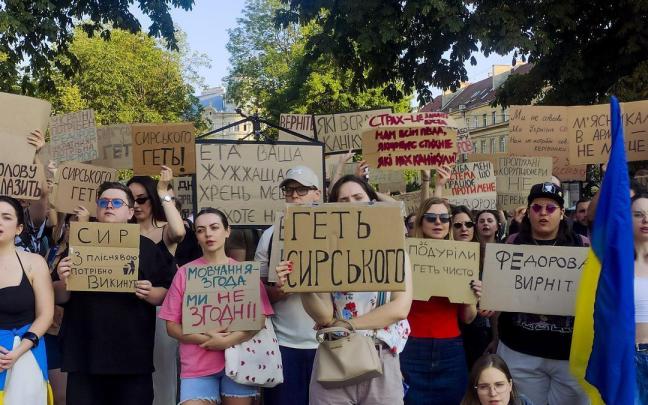 Un grupo de personas protesta este sábado en Leópolis por la destitución de Mijailo Fédorov.